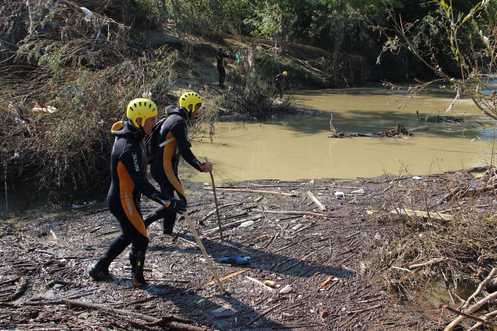 Selde kaybolan 5 kişiyi arama çalışmaları sürüyor